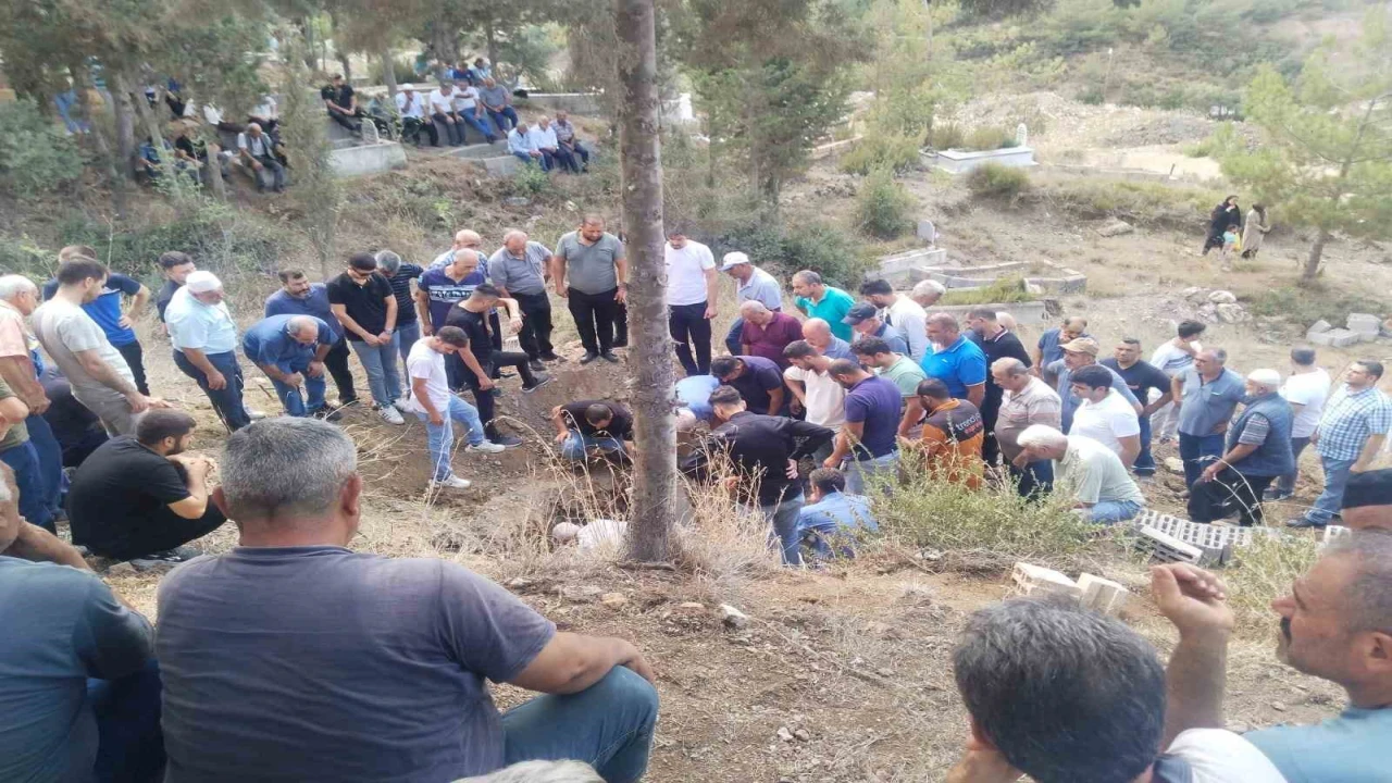 Kazada ölen 2 çocuk annesi gözyaşlarıyla toprağa verildi