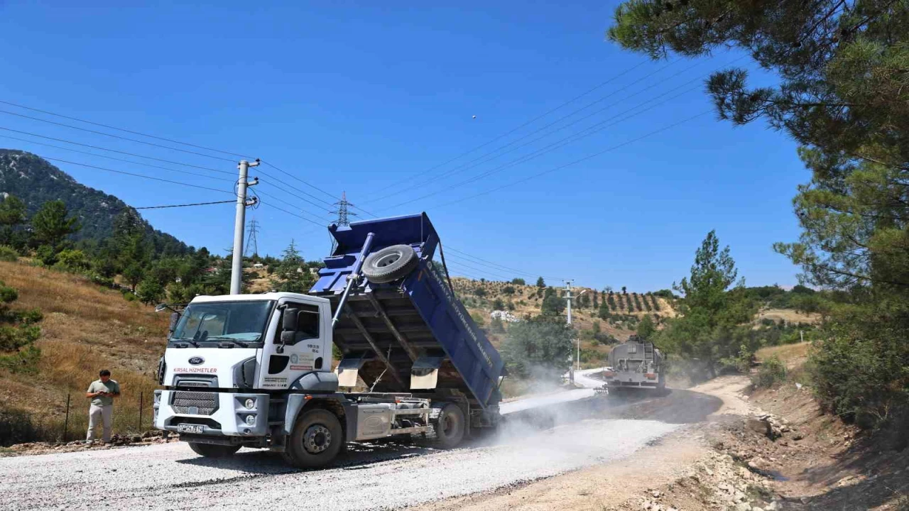 Kemer Ovacık Mahallesinin 3.5 kilometrelik yolu asfaltla buluştu