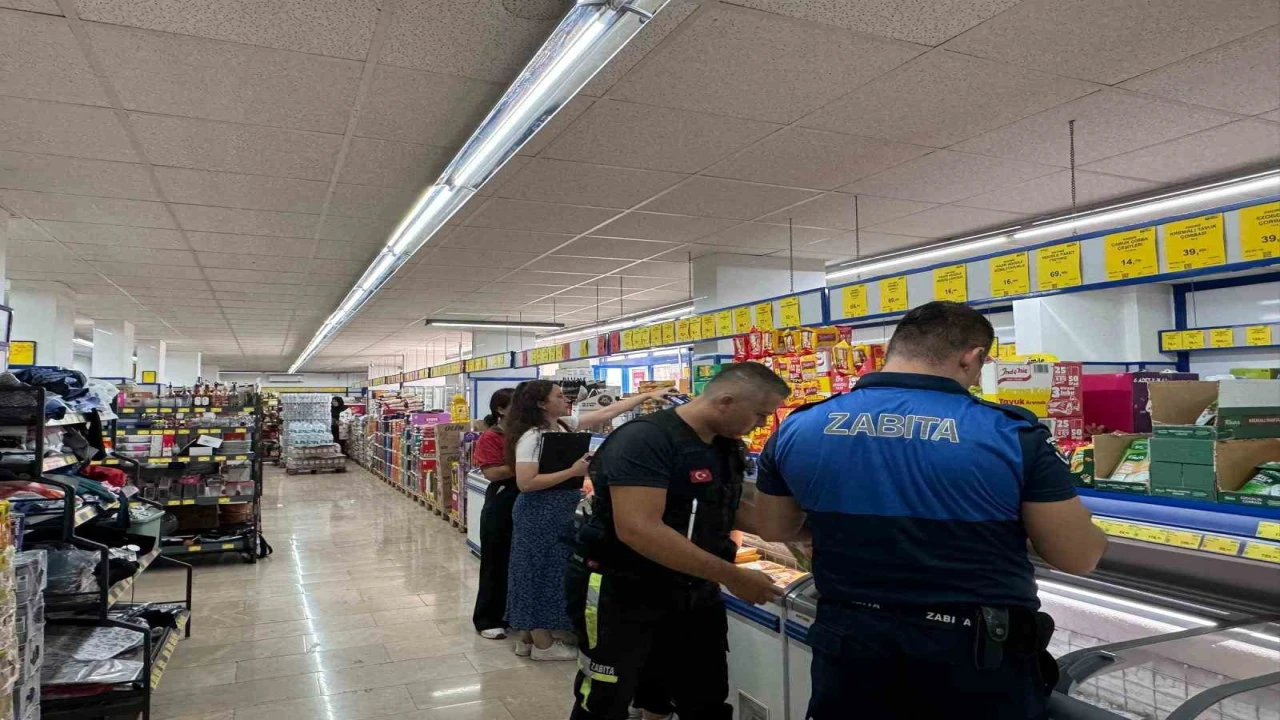 Kemerde zabıta ekipleri marketlerde etiket ve hijyen denetimi yaptı
