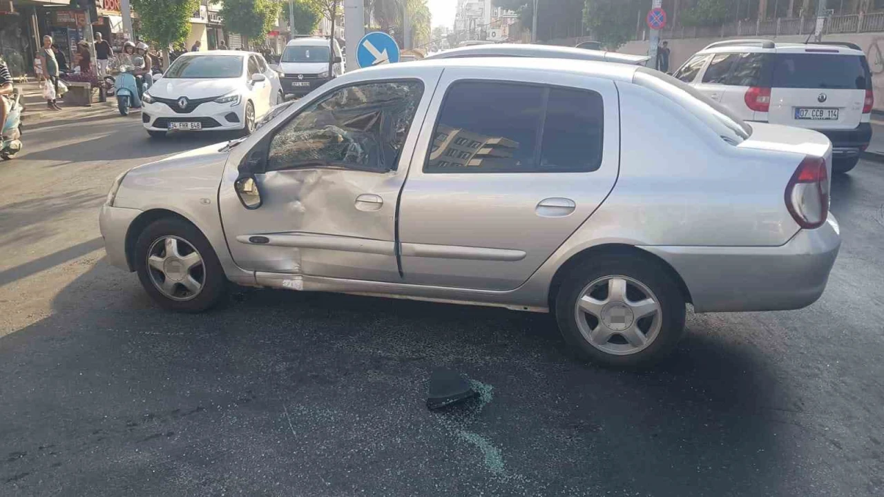 Kırmızı ışık ihlali yaptı otomobille çarpıştı: 1 yaralı