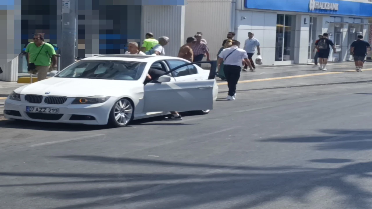 Kırmızı ışıkta bekleyen sürücünün önünü kesip saldırdılar, o anlar güvenlik kamerasına yansıdı