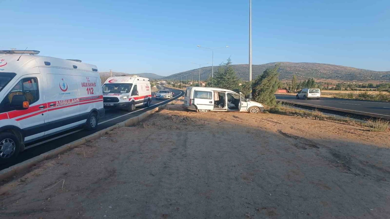 Kontrolden çıkan hafif ticari araç direğe çarptı: 5 yaralı