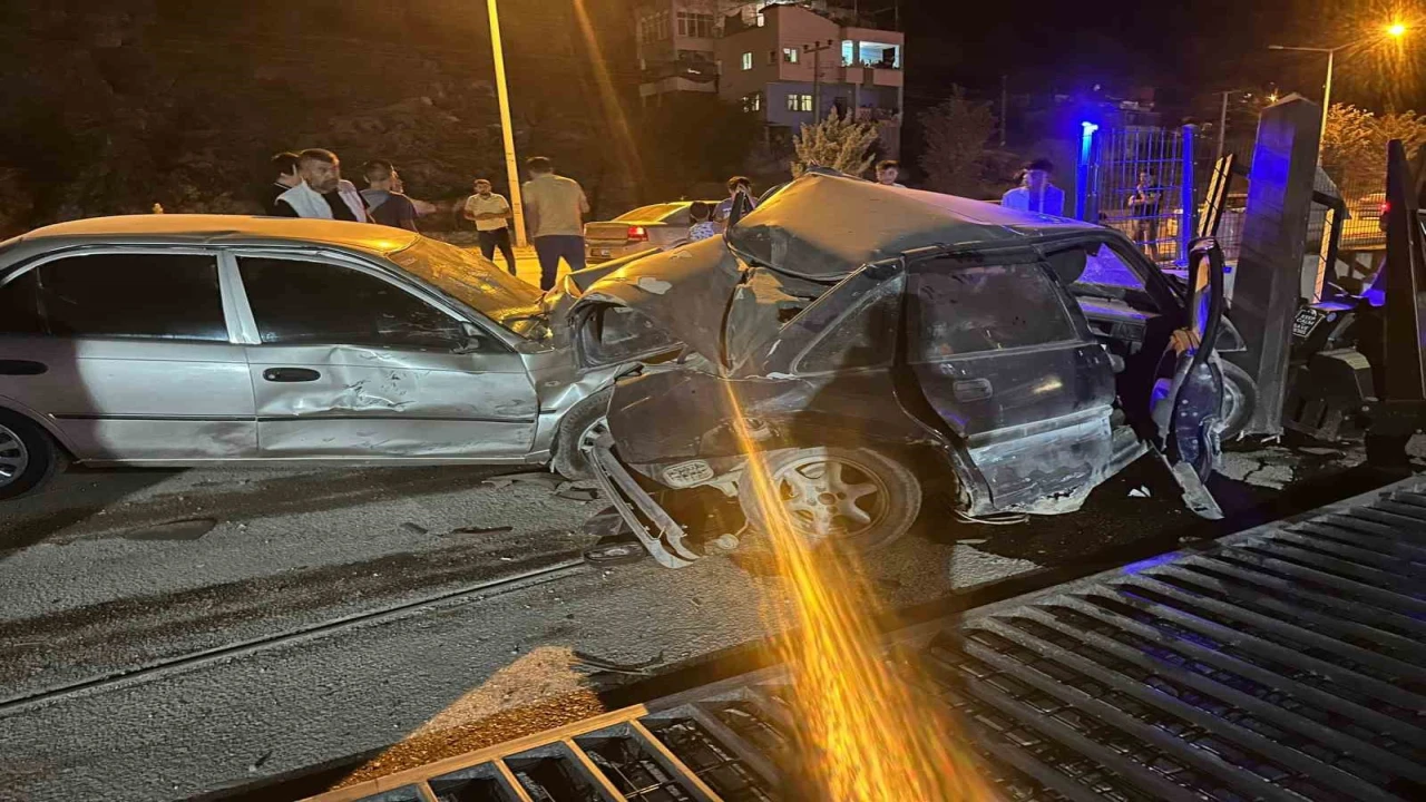 Kontrolden çıkan otomobil park halindeki araca çarptı... O anlar kamerada