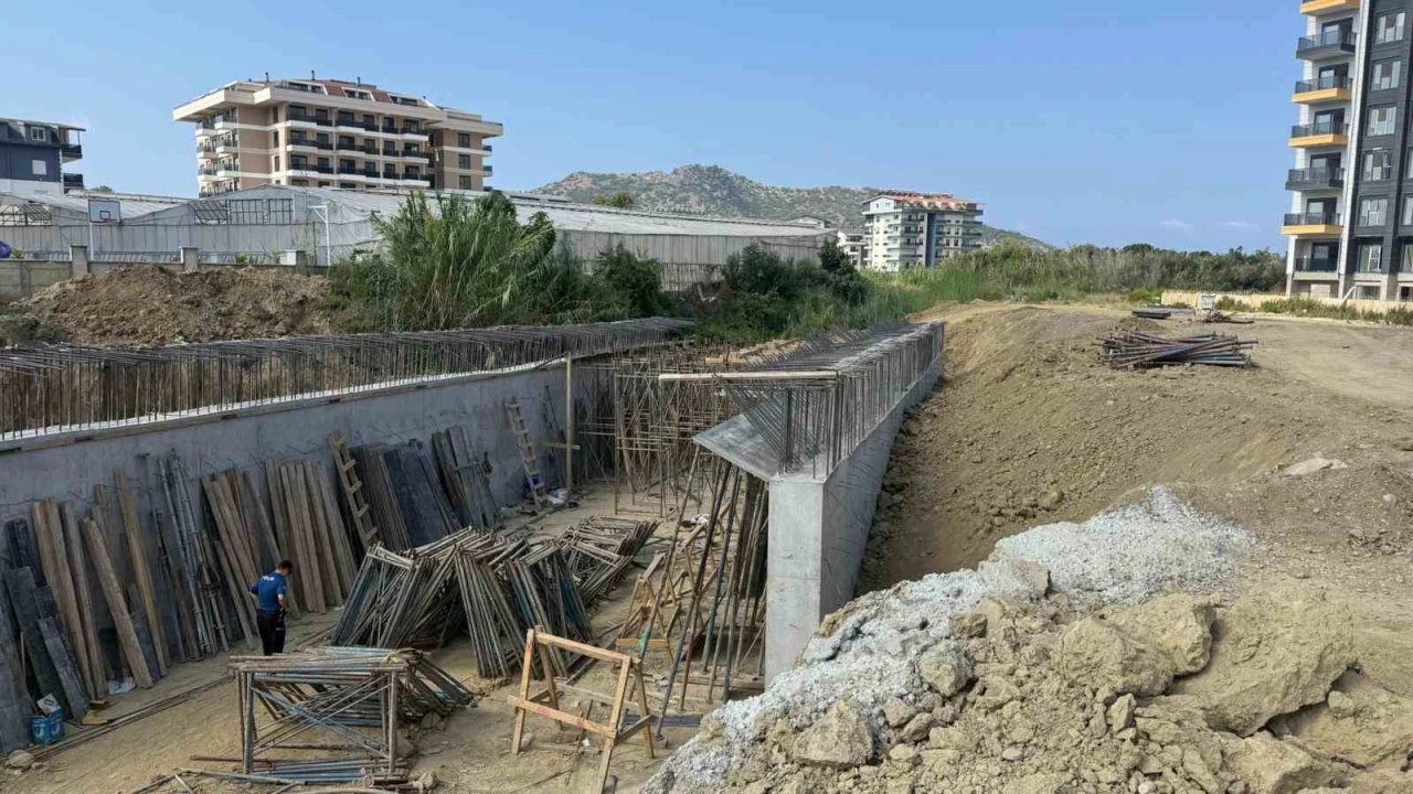 Köprü inşaatında düşen işçi tedavi gördüğü hastanede hayatını kaybetti