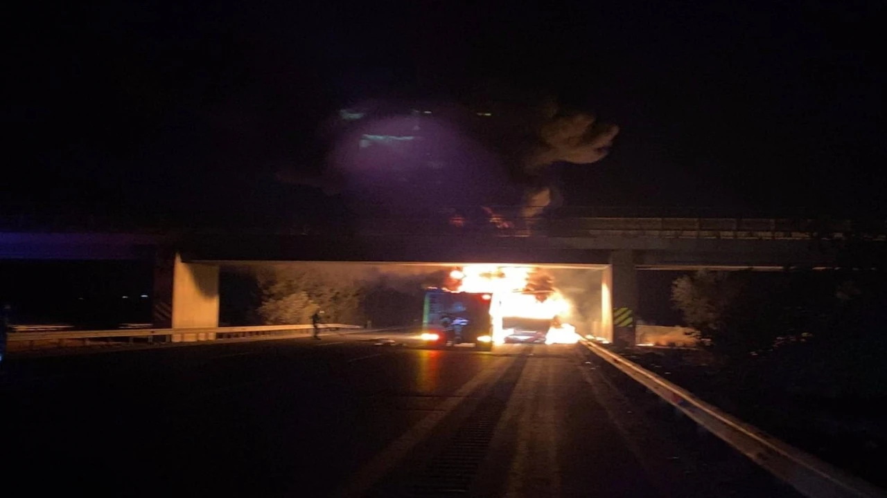 Lastik yüklü tır alev alev yandı