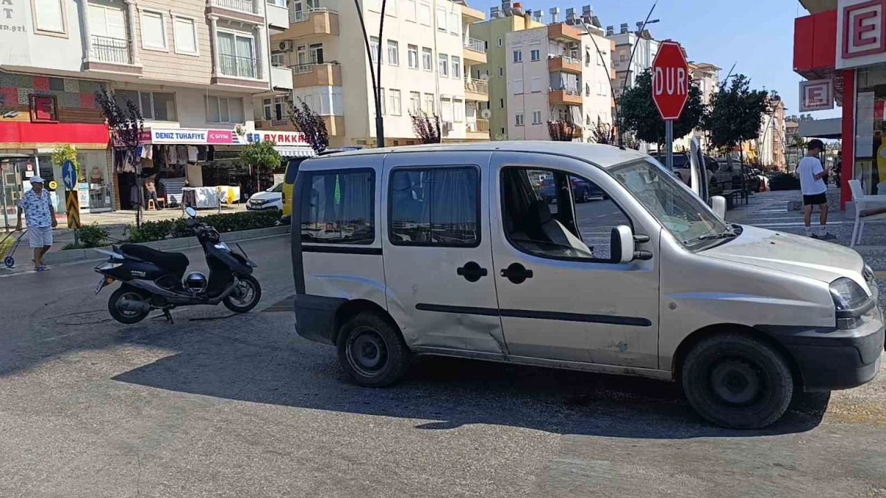 Manavgatta motosiklet ile hafif ticari araç çarpıştı: 1 yaralı