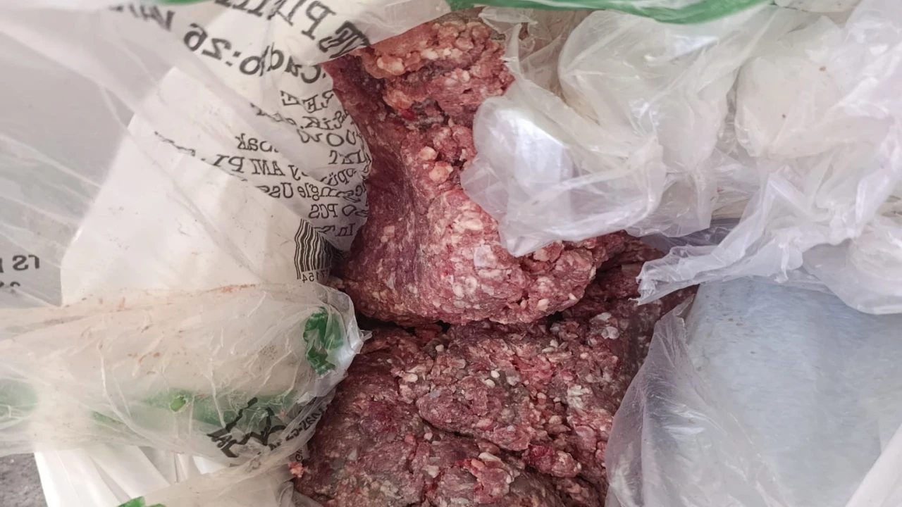 Mersinde bir markette bozulmuş et ele geçirildi