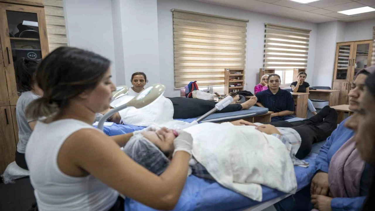 Mersinde kadınlar cilt bakımı kursuyla meslek sahibi oluyor