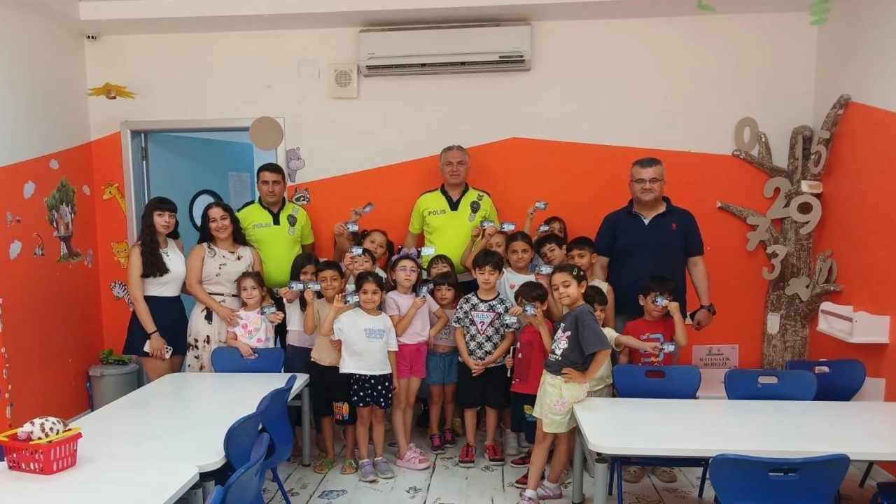 Mersinde öğrencilere ve bakım merkezi çalışanlarına trafik güvenliği eğitimi verildi