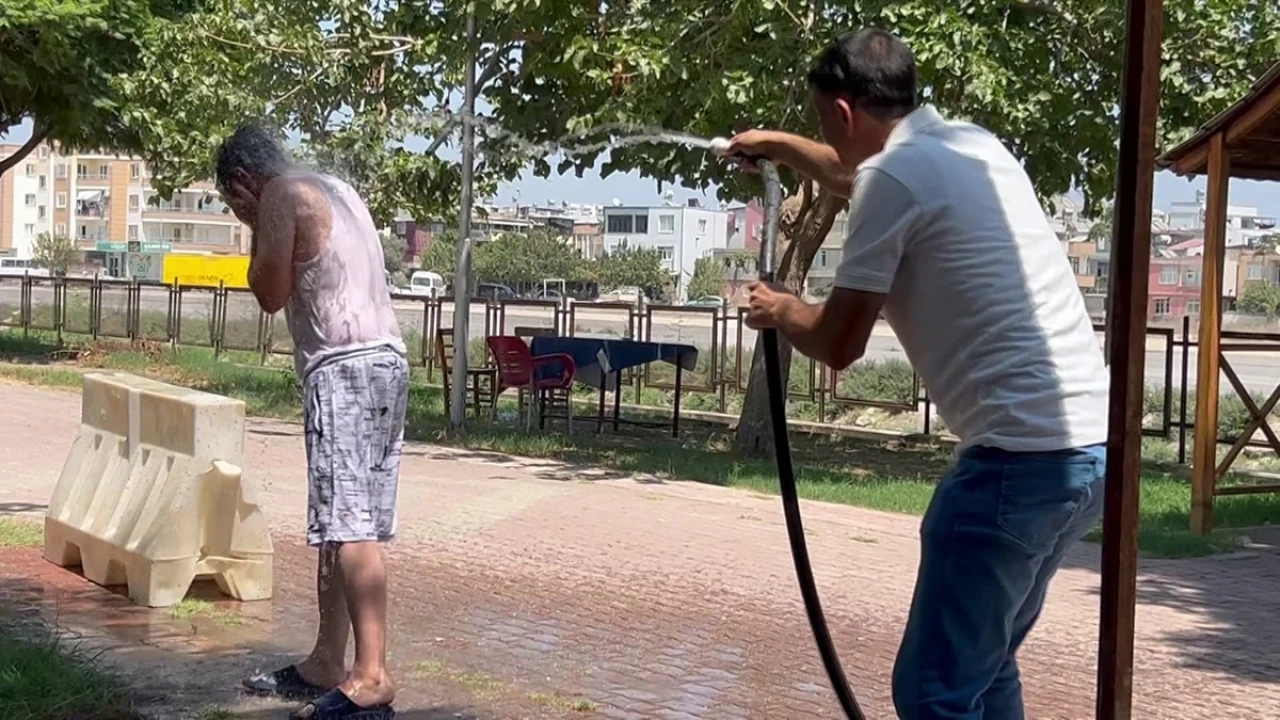 Mersinde sıcakla mücadele: Serinlemek için her yolu denediler