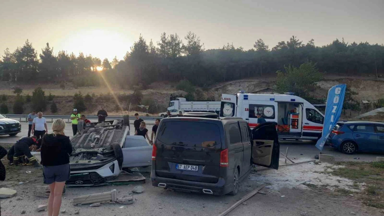 Midibüs ile çarpışan otomobil takla attı: 6 yaralı