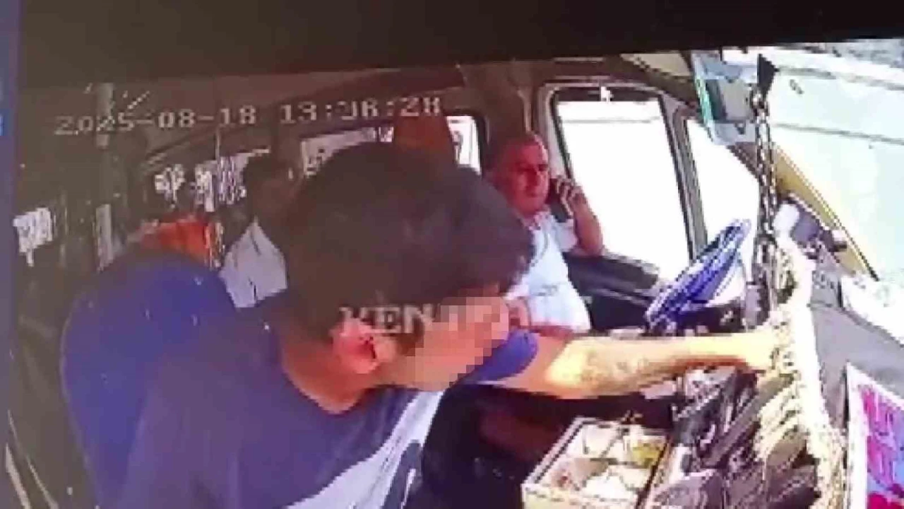 Minibüste kapkaç: Araç kırmızı ışıkta durunca paraları alıp kaçtı