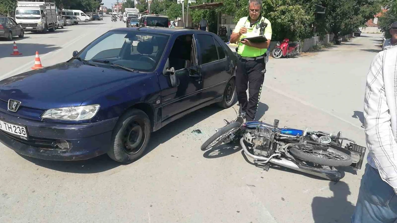 Motosiklet ile otomobil çarpıştı: 2 yaralı