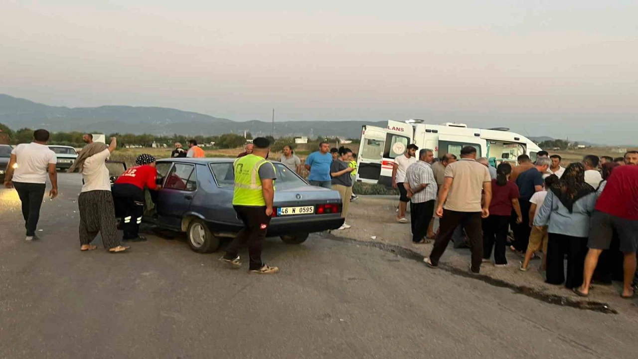 Motosikletle otomobil çarpıştı: 3 yaralı