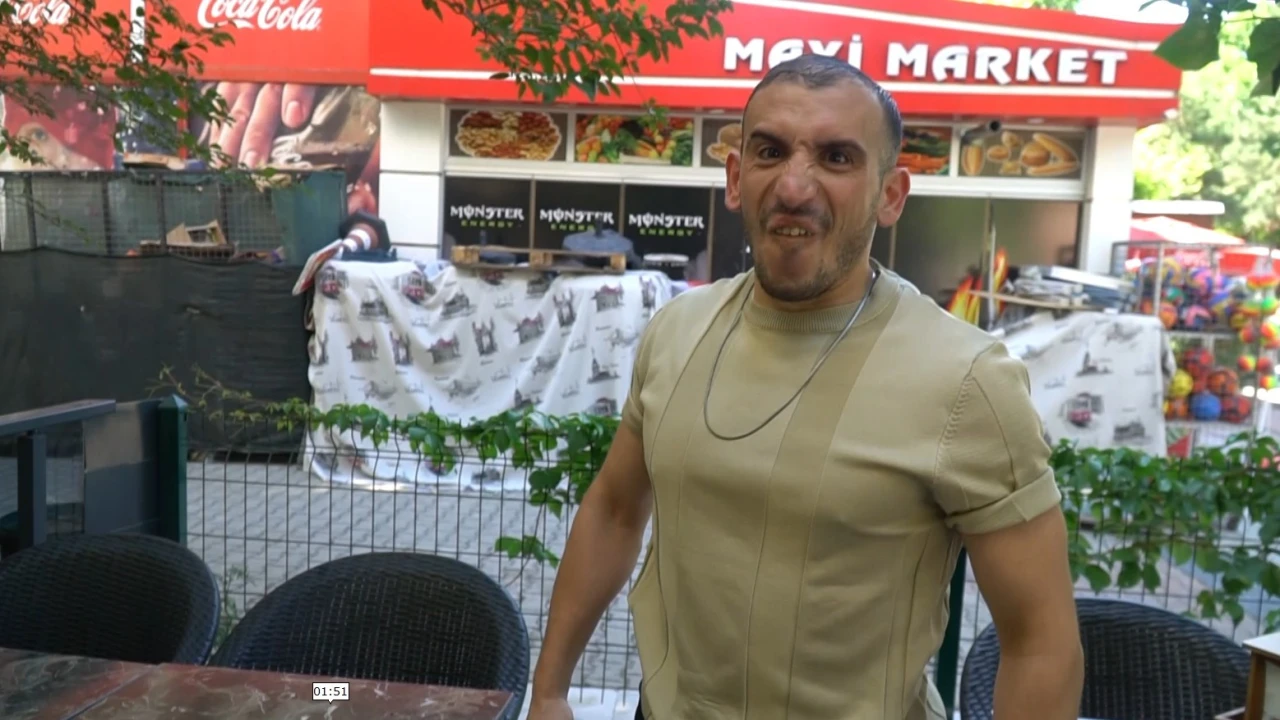 Müşterilerini kapıda havlayarak karşılayan garson, ilgi odağı oldu