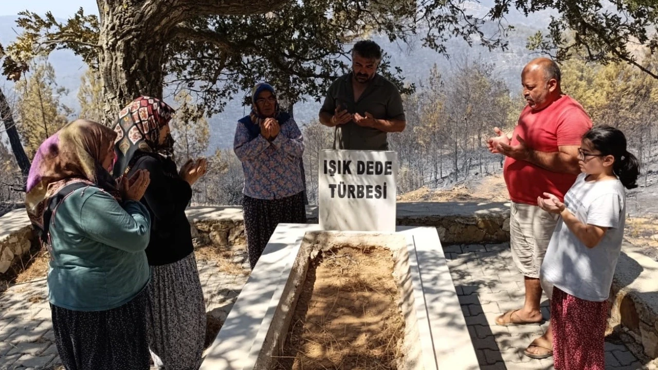 Orman yangınında mezarlık yandı, alevler Işık Dedenin kabrinde durdu