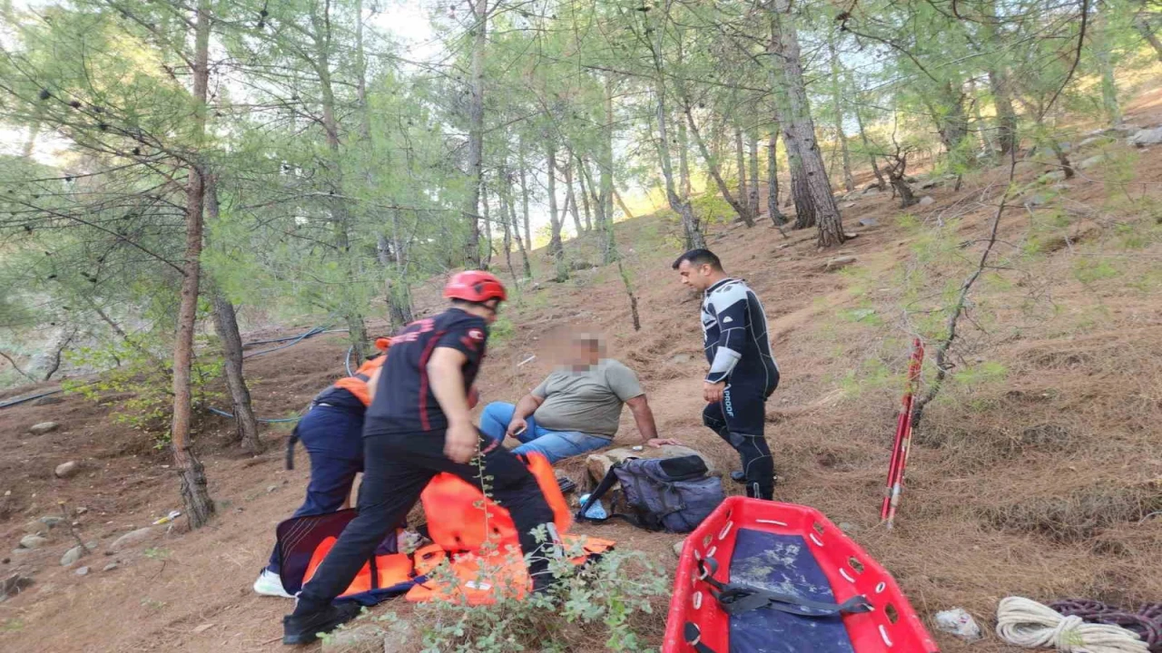 Ormanda ayağı kırılan vatandaşı itfaiye ekipleri kurtardı