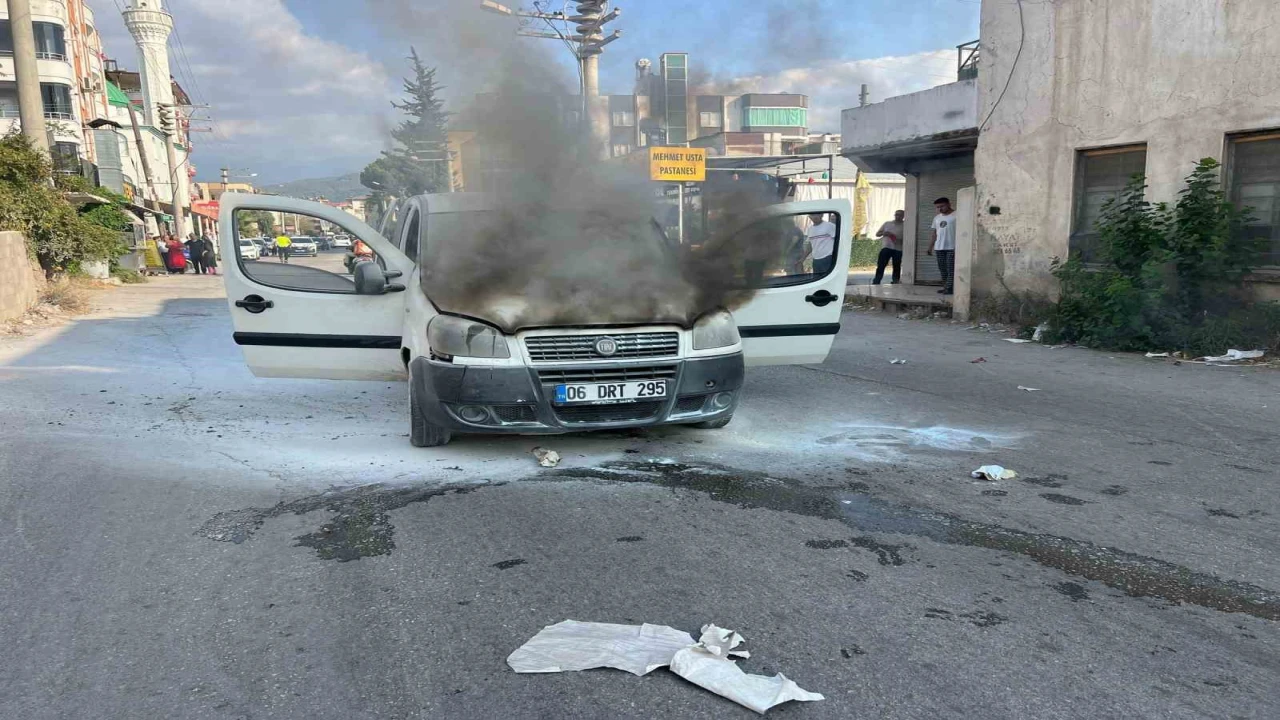 Osmaniyede hafif ticari araç alev alev yandı