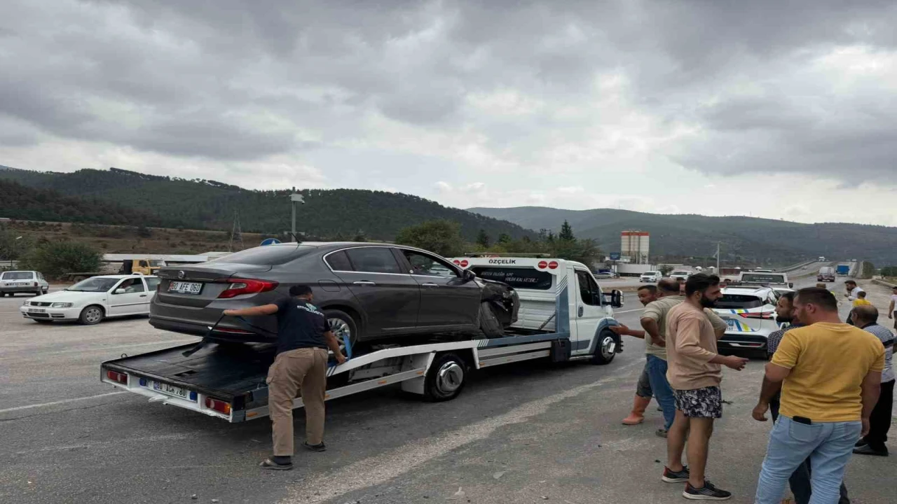 Osmaniyede iki otomobil çarpıştı: 3 yaralı