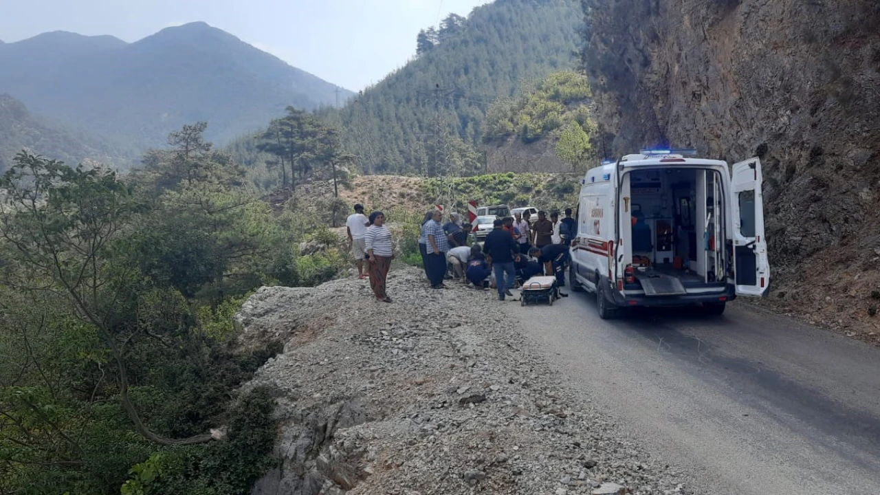 Osmaniyede kayalıklara çarpan otomobil yan yattı: 3 yaralı