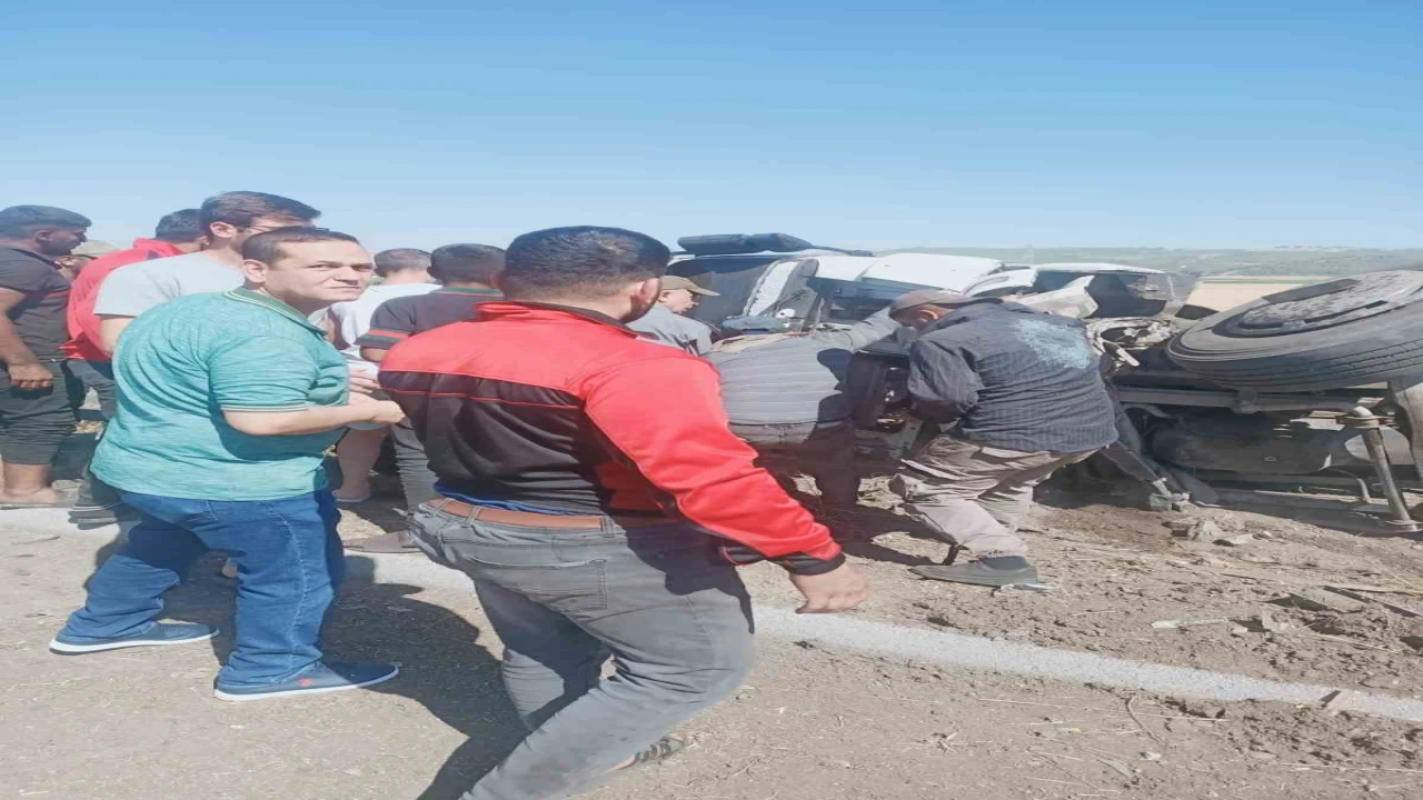 Osmaniyede kontrolden çıkan tır devrildi: 2 yaralı