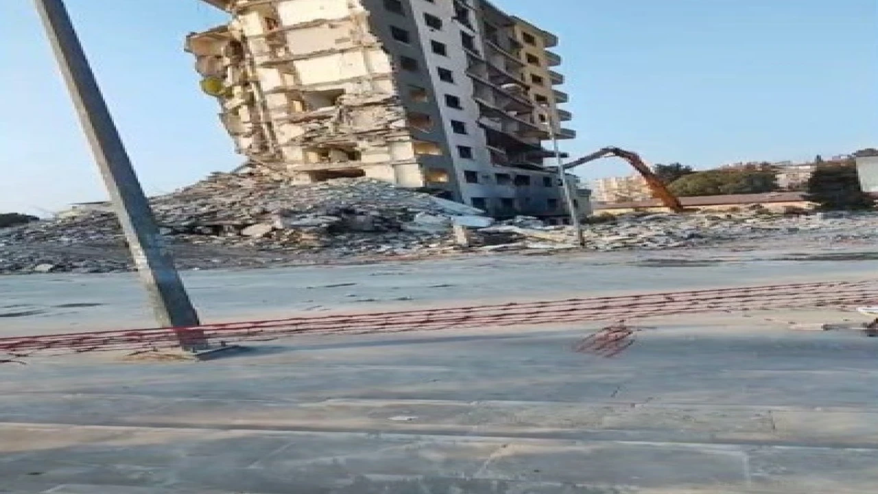 Osmaniyede orta hasarlı bina tek dokunuşta yıkıldı