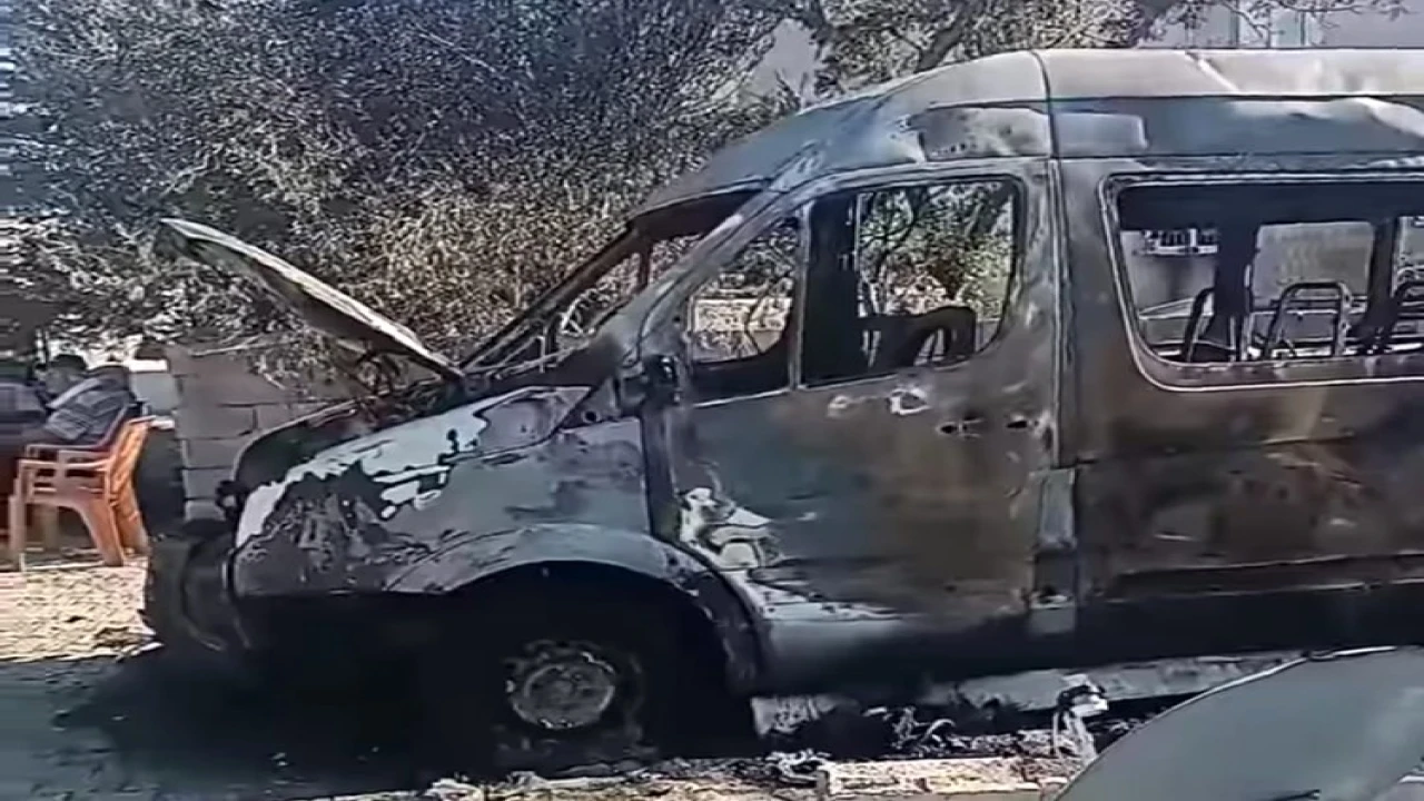 Park halindeki midibüs yandı