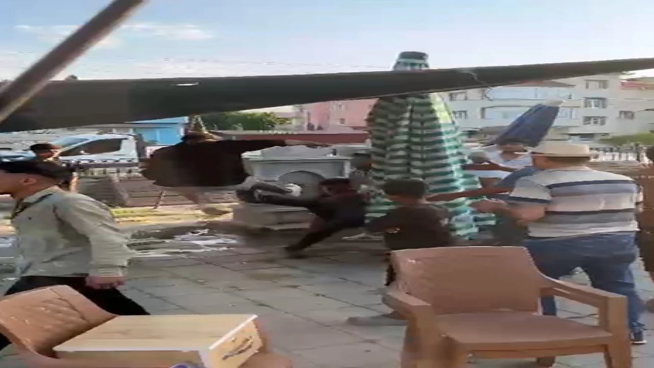 Pazar yerinde 3 kişi, bir genci tekme tokat dövdü