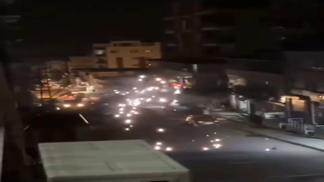 Sıcak havayla genleşen elektrik telleri havai fişek gibi patladı