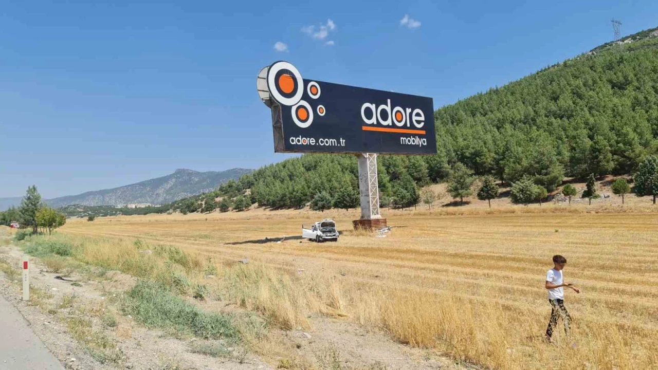 Sollamak istediği otobüse çarpıp tarlaya uçtu, 1i ağır 3 kişi yaralandı