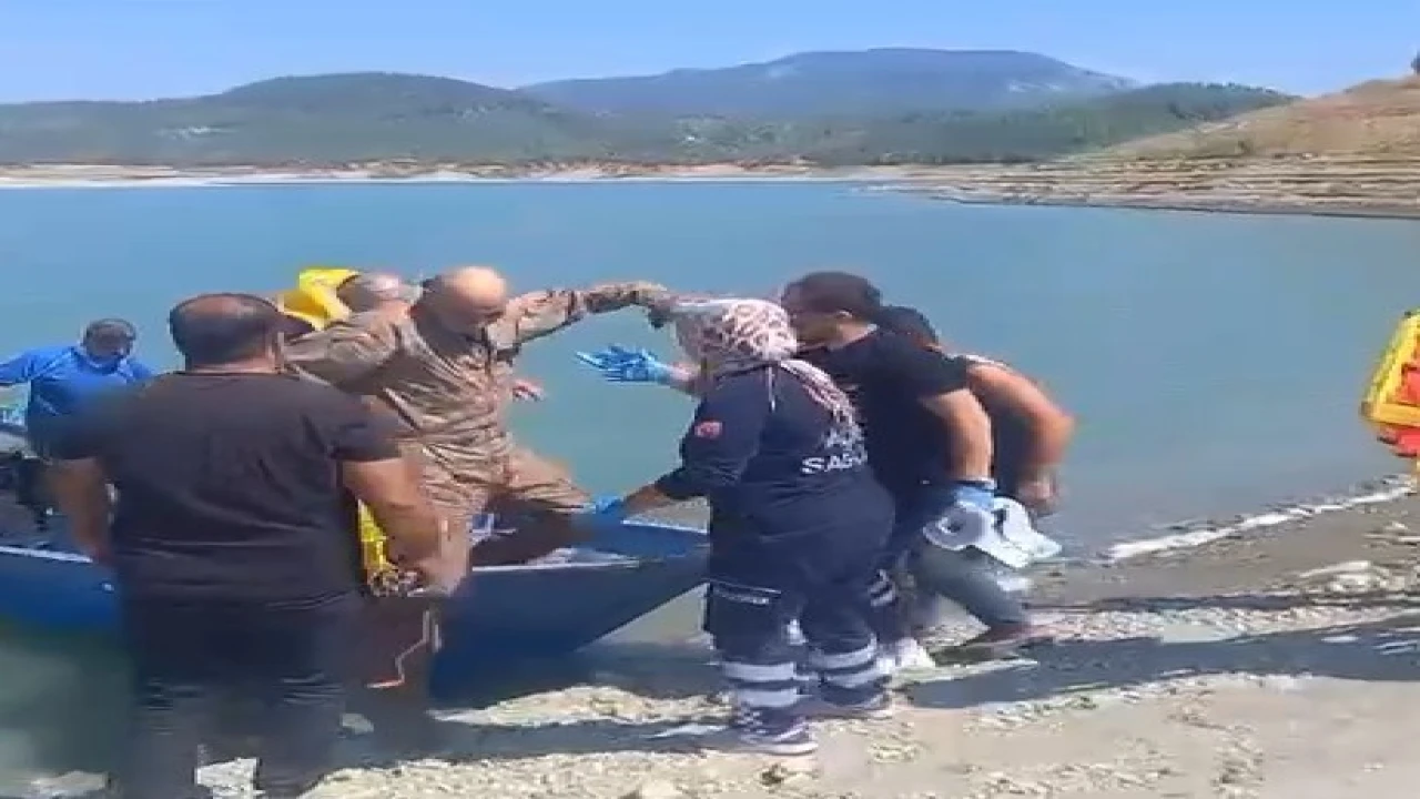 Su almak için indiği barajdan kalkamayan eğitim uçağındaki pilotları çiftçi teknesiyle kurtardı