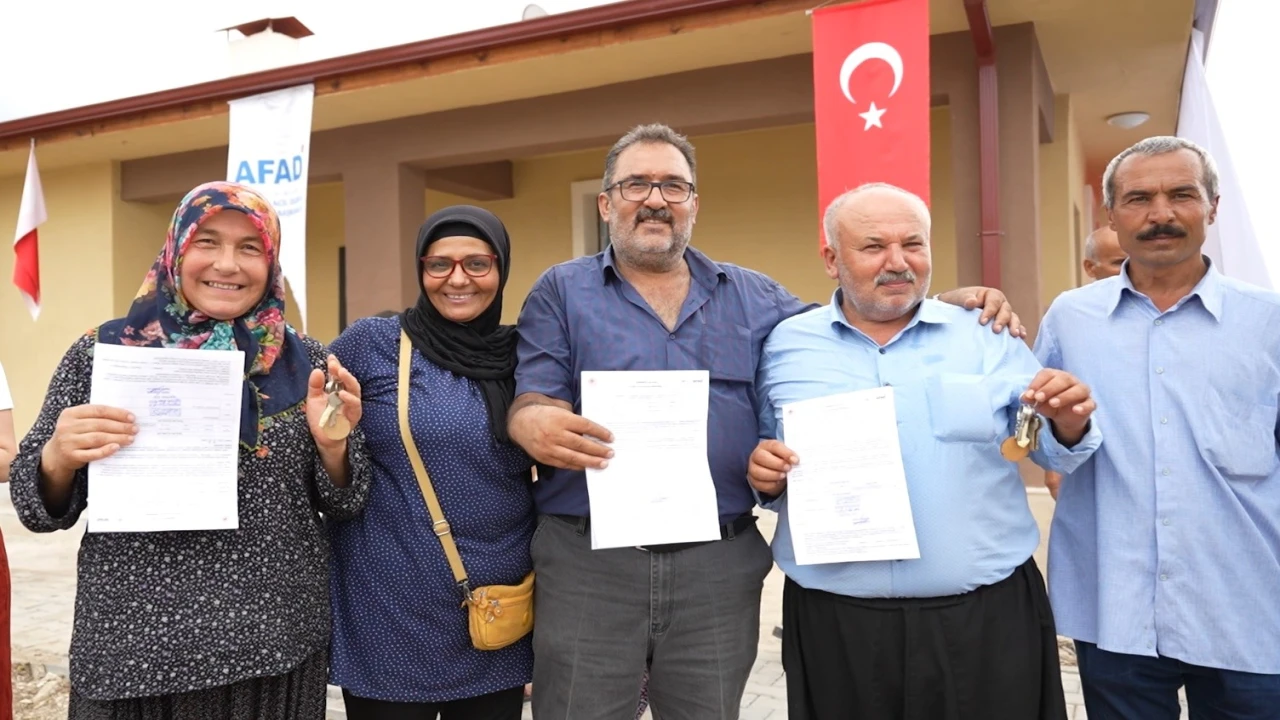 Sumbasta yapımı tamamlanan 27 köy evinin anahtar teslimi yapıldı