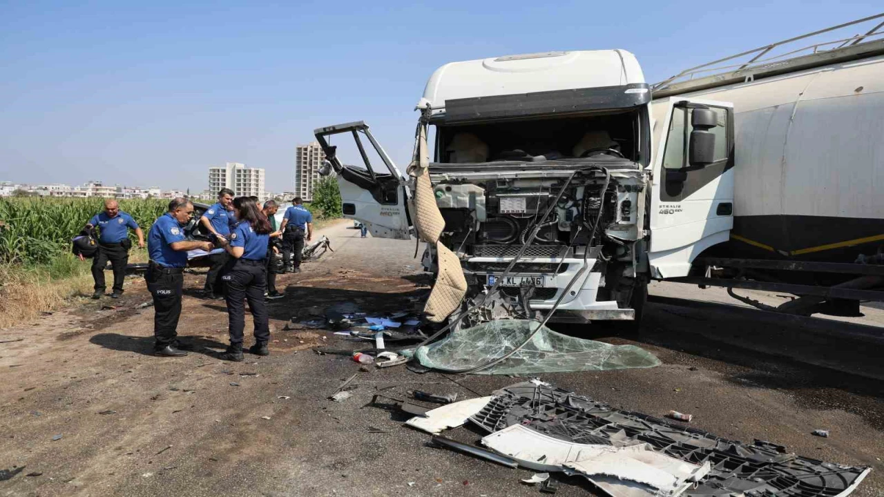 Tanker karşı şeride geçip otomobile çarptı, kamyon yan devrildi: 2 yaralı