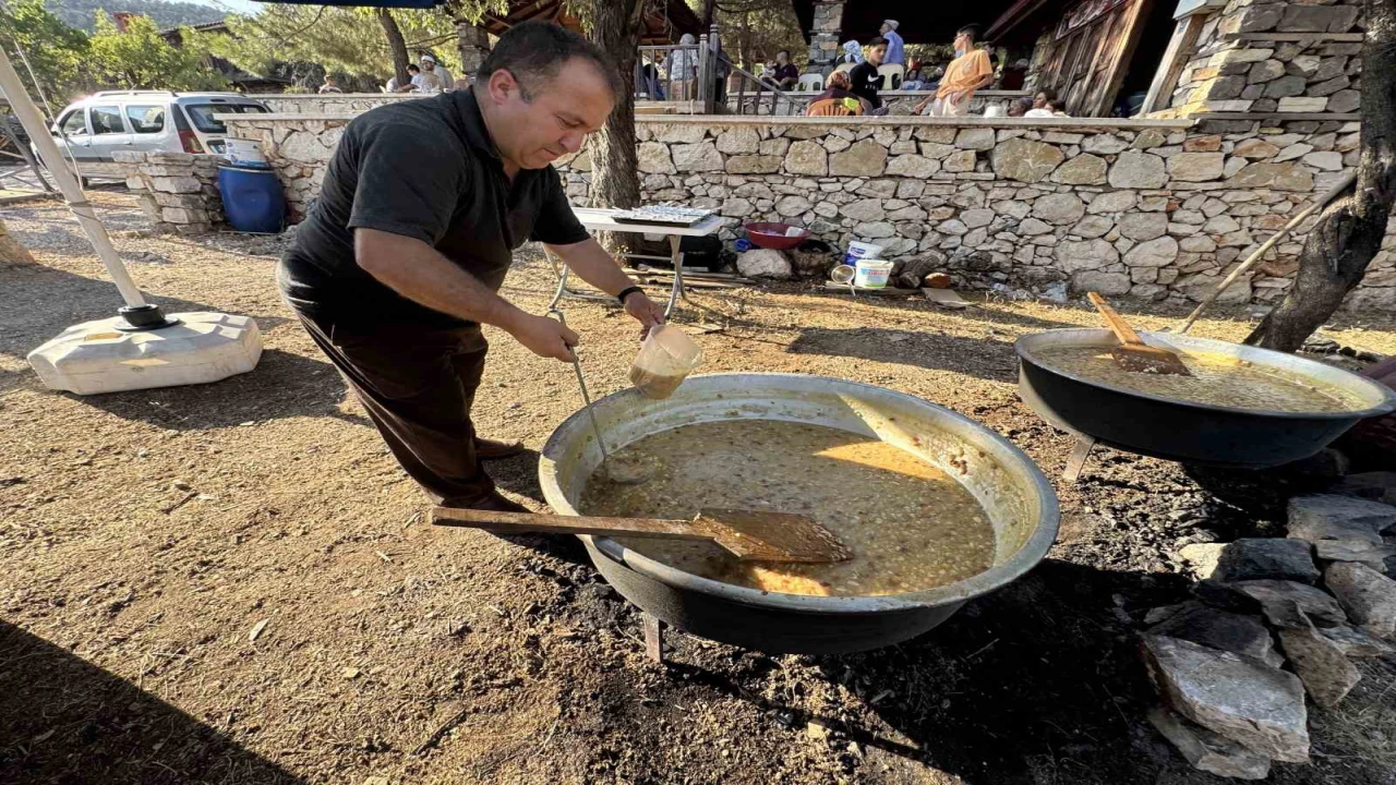 Tarihi Sarıhacılarda bin kişilik aşure ikramı