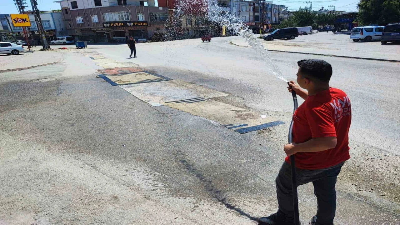 Toza halı da çare olmayınca vatandaş bu kez de sulamaya başladı