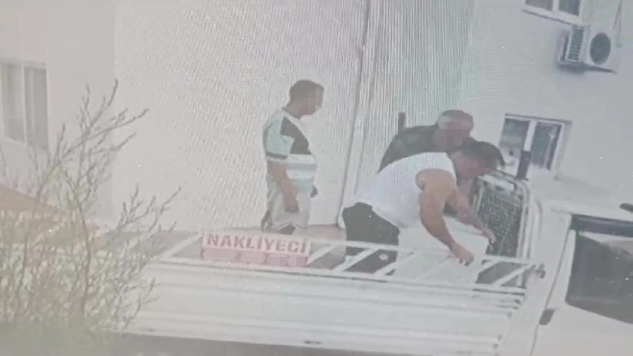 Uzaklaştırma kararına rağmen eve gelip 3,5 dakikada tüm eşyaları götürdü