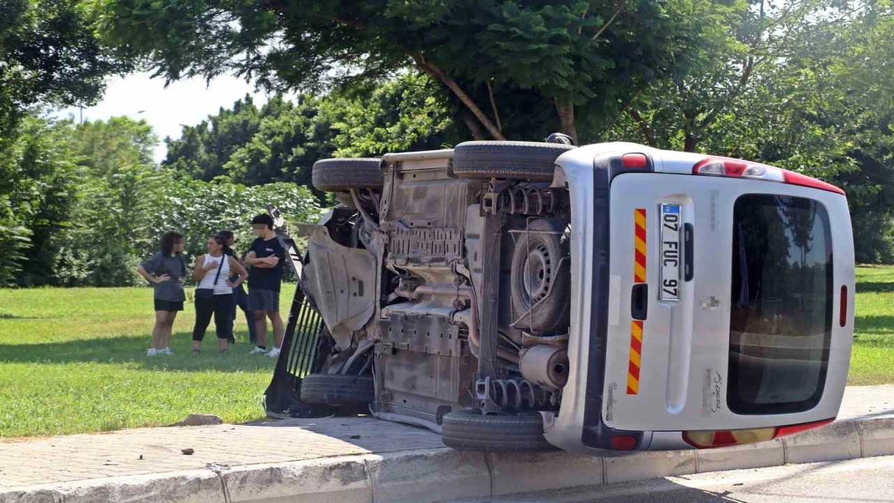 Yan yatan aracı gören 112yi aradı, ekipler anne ve kızının sıyrık dahi almadığını görünce şaşkınlık yaşadı
