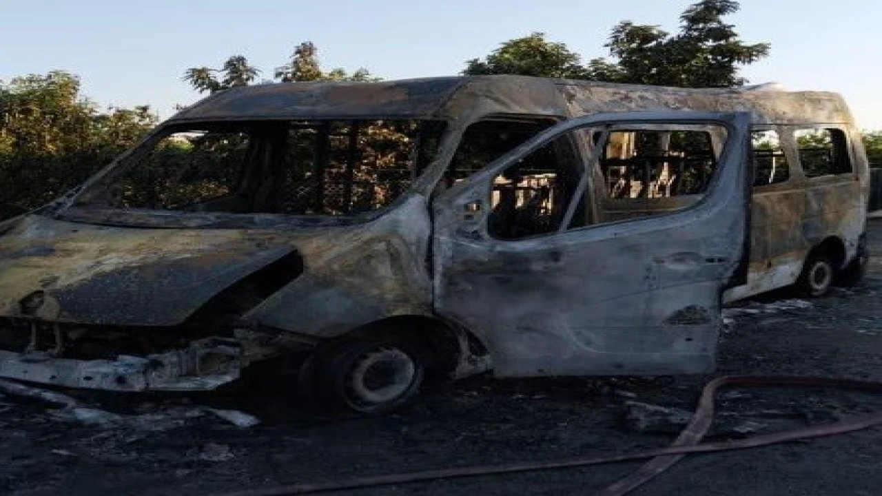 Yanan minibüs kullanılamaz hale geldi