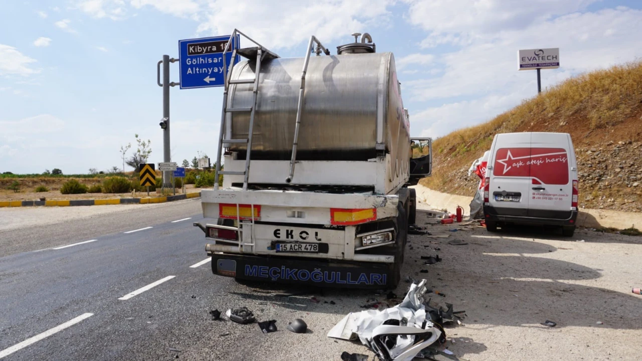 Yangın söndürme cihazı yüklü araç, süt tankerine çarptı: 1 yaralı