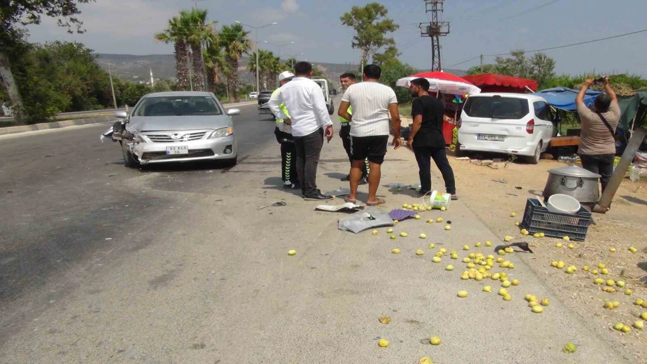 Yol kenarında duran otomobile çarpan aracın sürücüsü kaçtı