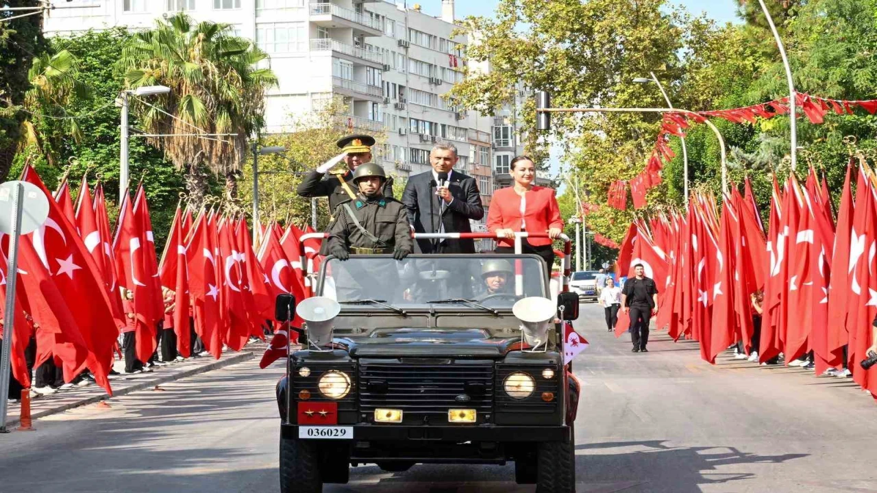 Zafer Bayramı törenine Antalyada vatandaşlar ve turistler de eşlik etti