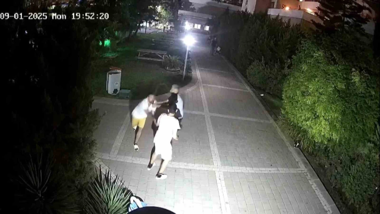 13 yaşındaki çocuğu site ortasında dövdü, o anlar güvenlik kamerasına yansıdı