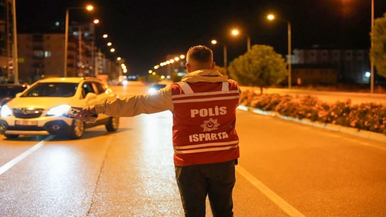 Abartı egzoz ve modifiye araç denetiminde 16 araç sürücüsüne para cezası uygulandı