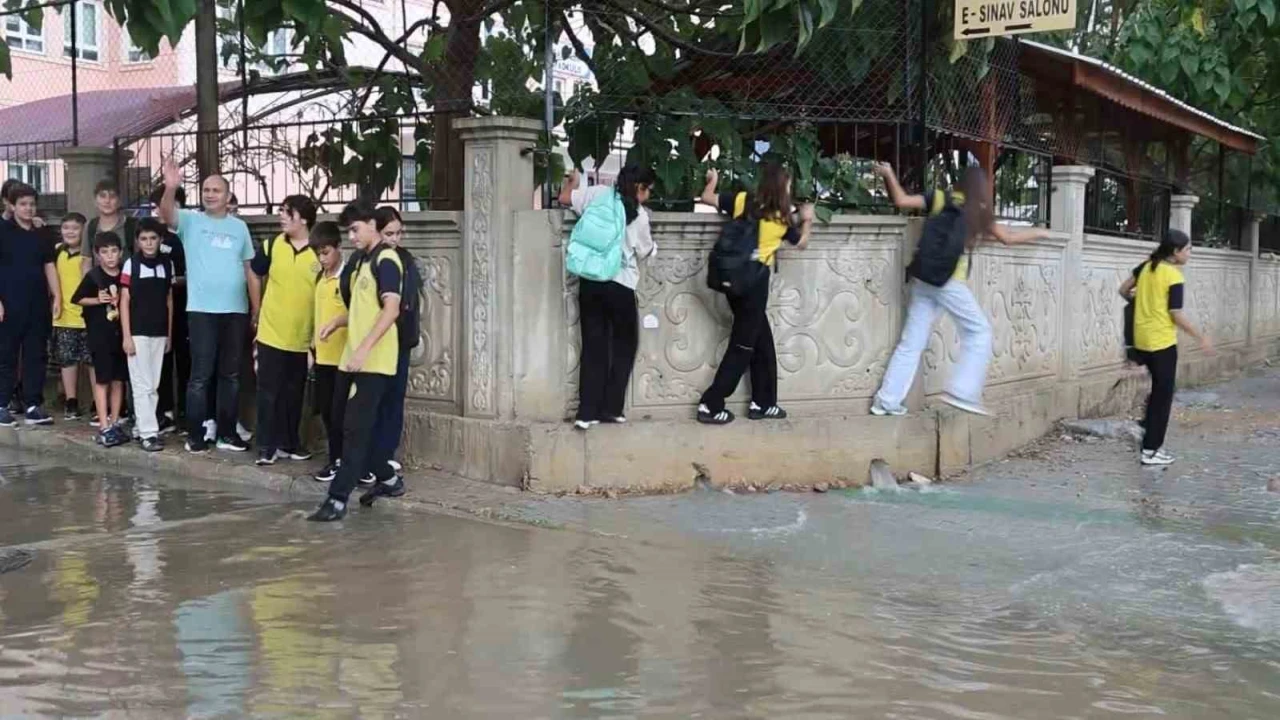 Adana Kozanda fırtına ve yağmur etkili oldu