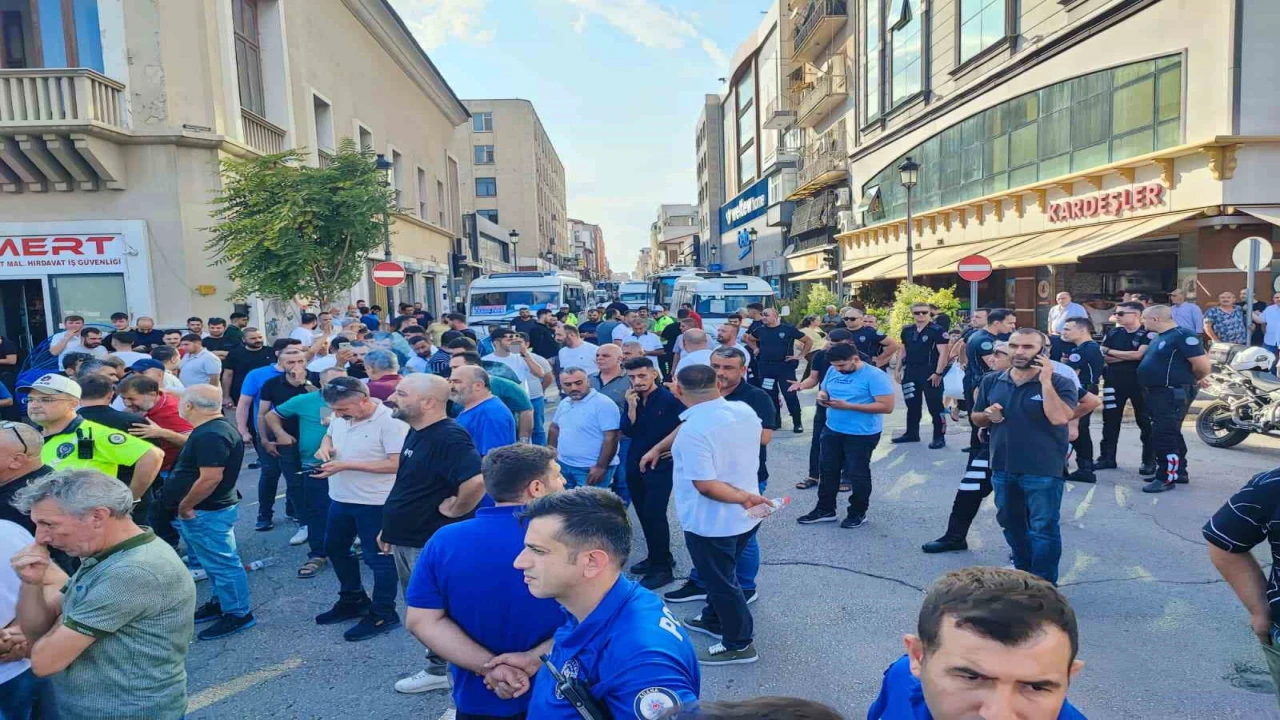 Adanada dolmuş şoförlerinden eylem: Trafik kilitlendi