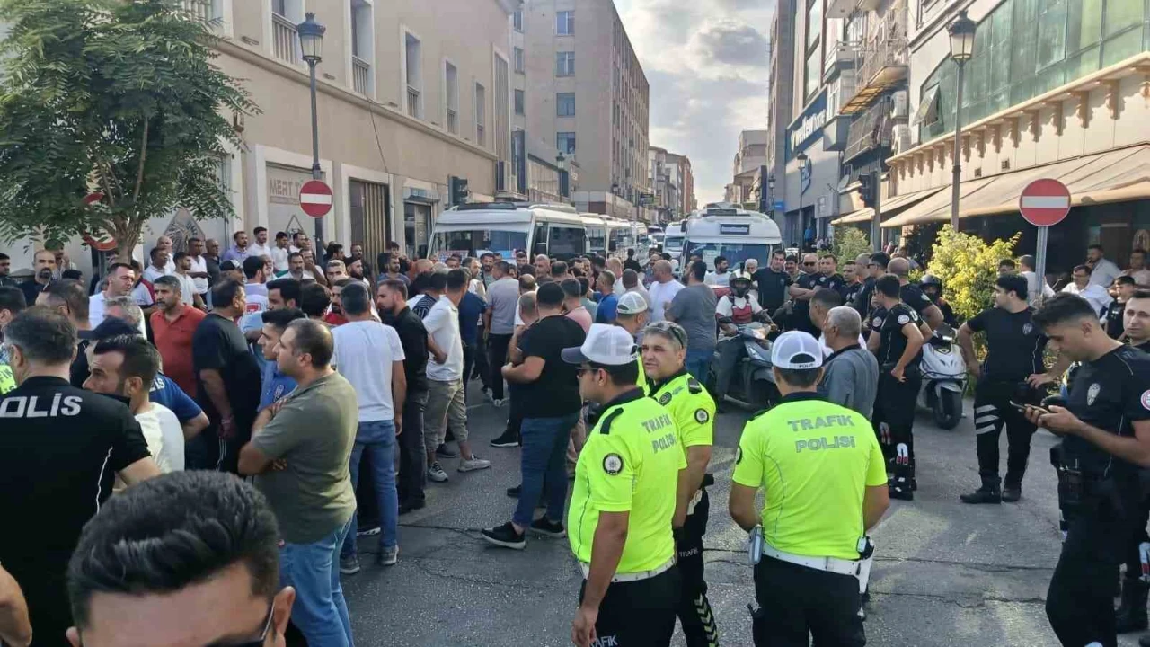 Adanada dolmuş şoförlerinin eylemi 3 saat sonra bitti: Trafik ulaşıma açıldı