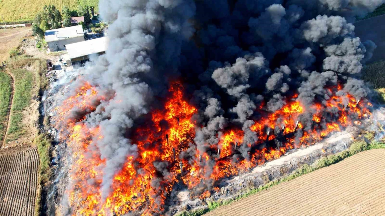 Adanada geri dönüşüm fabrikasının bahçesindeki yangın dronla görüntülendi