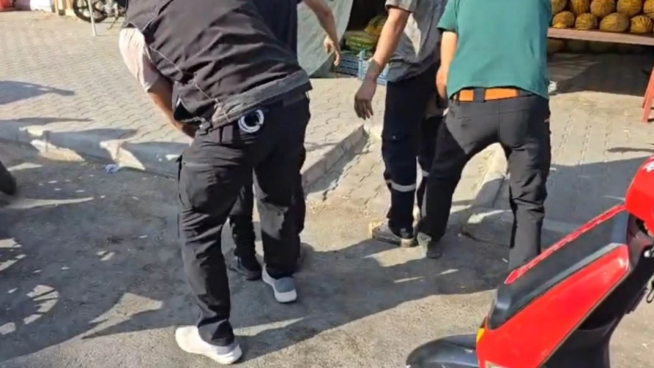 Adanada narkotik polisleri okul önlerinde görevde