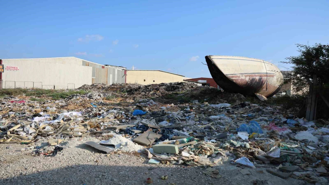 Adanada yetersiz altyapı ve dağ olan çöpler, esnafı isyan ettirdi
