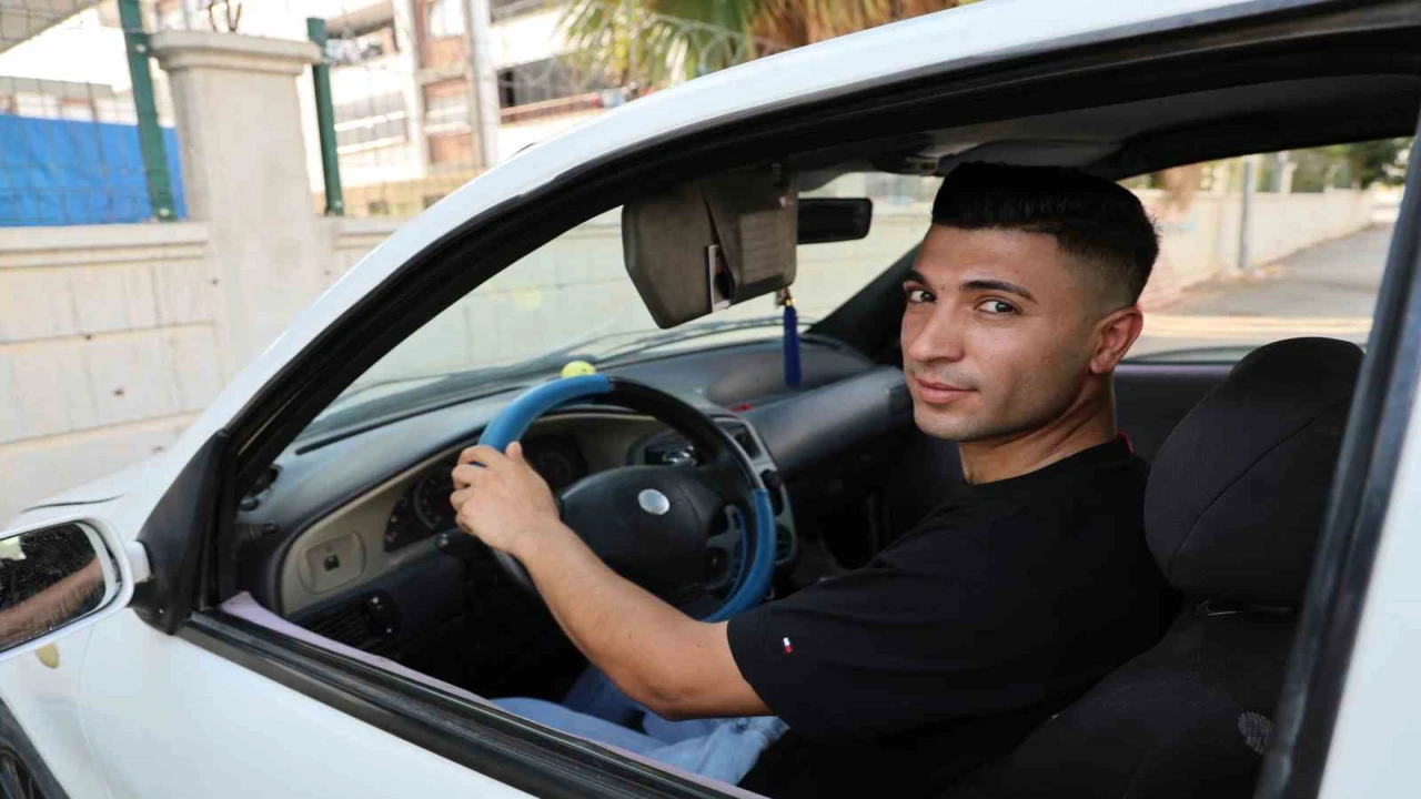 Adanadan renkli görüntüler: Otomobilini balon ve yazılarla süsledi, eşini karşıladı